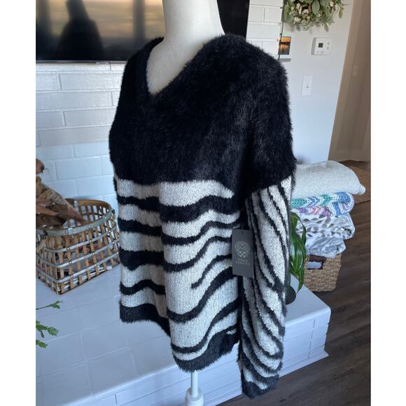 Vince Camuto Black and Gray V-Neck Sweater (Fits like a L) - Picture 2 of 13